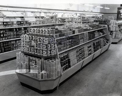 Interiør i en Woolworths-butikk, 1956 av English Photographer